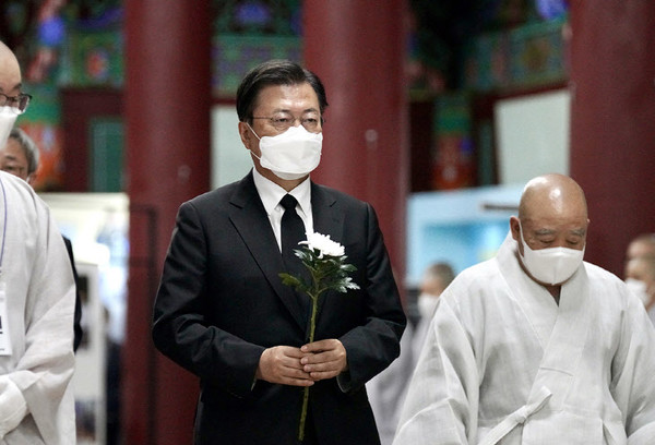 문재인 대통령이 조문을 마친 후 조계종 관계자들과 인사를 나눴다.(사진=청와대 제공)