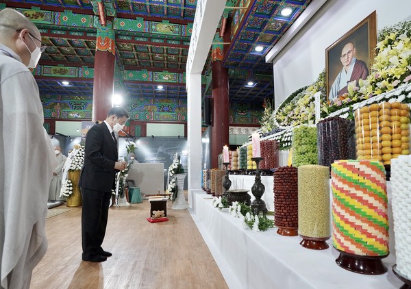 문재인 대통령이 23일 오후 김제 금산사에서 전날 열반한 조계종 전 총무원장 월주(月珠)스님을 조문하고 있다.(사진=청와대 제공)