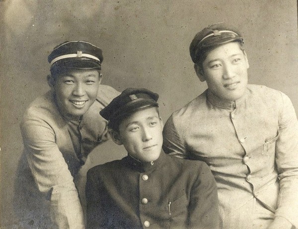 대구 계성고보 시절 급우들과 함께(왼쪽 정윤기 감독. 오른쪽은 5선 의원을 지낸 신도환)(출처: 군산 야구 100년사)