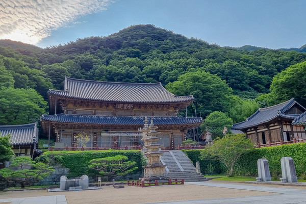 화엄사 각황전 전경.