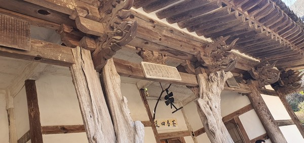 지붕들을 받치고 있는 요사채. 