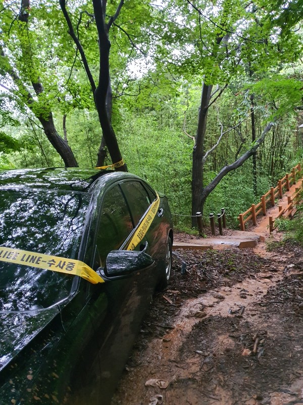 산책로 계단에 놓인 아슬아슬한 차량.
