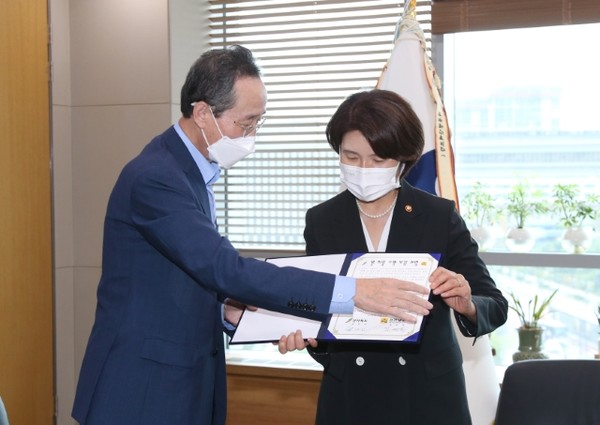 2일 정부세종청사 환경부를 방문한 송하진 전북도지사가 한정애 환경부 장관을 만나 지난해 8월 호우에 따른 댐 하류 수해 원인조사용역에 대한 면담을 갖고 전남도와의 공동 건의서를 전달하고 있다(사진=전북도 제공)