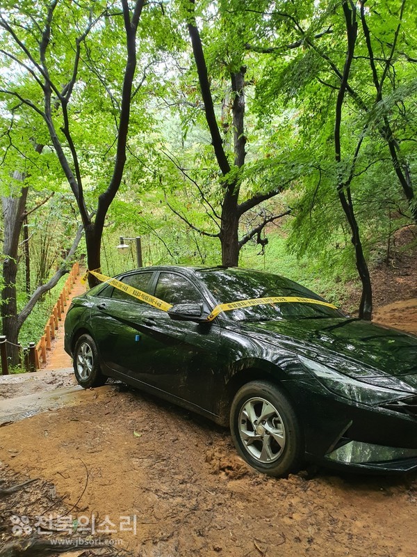       지난 1일부터 4일까지 전주시 덕진구 건지산 정상 부근에 방치됐던 차량.