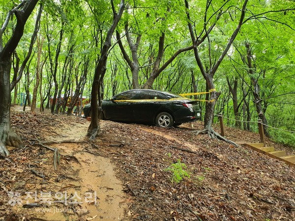 차가 도저히 진입할 수 없는 길을 이용해 산 정상부근까지 진입해 방치된 외지 차량.