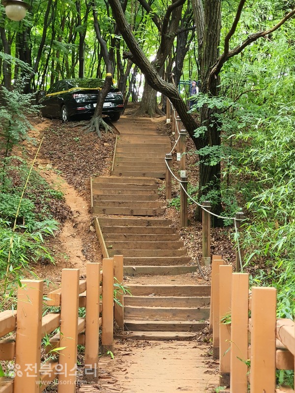  아슬아슬한 채 건지산 가파른 계단 위에 매달려 있는 외지 차량.