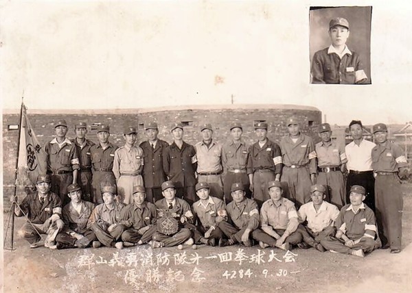 군산의용소방대 제1회 권구대회 우승 기념사진(1951년)(출처=군산 야구 100년사)