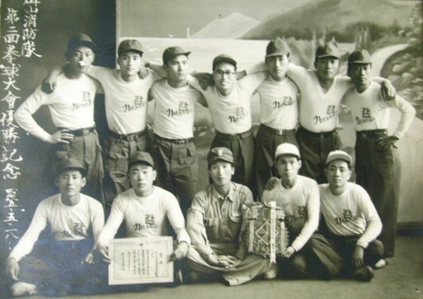 군산소방대 제2회 권구대회 우승 기념사진(1952년)(출처=군산 야구 100년사)