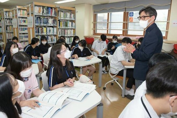 지난 6월 23일 순천향대 전임입학사정관이 고교생들을 대상으로 수시모집 선발에 대한 입시 설명회를 갖고 학생들의 질문에 답하고 있다.(사진=순천향대 제공)