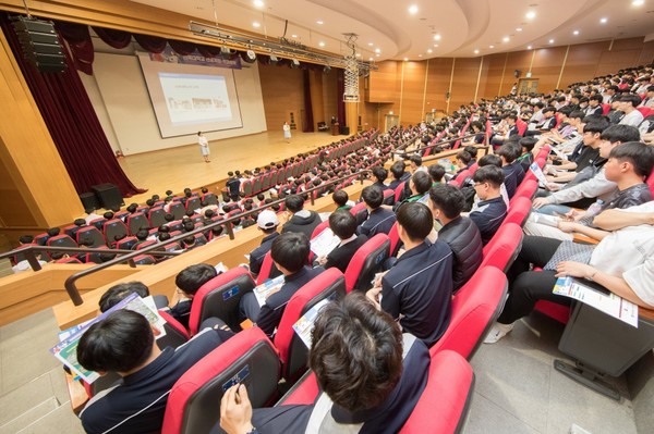 코로나 사태 이전, 고교생들을 대상으로 입학사정관이 대입 설명회를 하고 있는 모습(자료 사진)