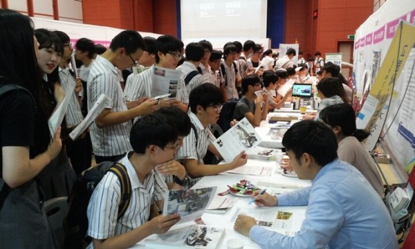 코로나 사태 이전의 대입 상담 모습(자료 사진)