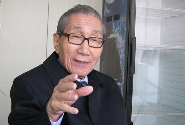 인터뷰하는 이용일 전 KBO 총재 대행(출처 : 군산 야구 100년사)