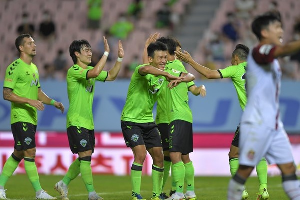 15일 전주월드컵경기장에서 치러진 ‘하나원큐 K리그1 2021 25라운드’에서 한교원의 멀티골에 힘입어 FC서울을 3-2로 이겼다.(사진=전북 현대 제공)