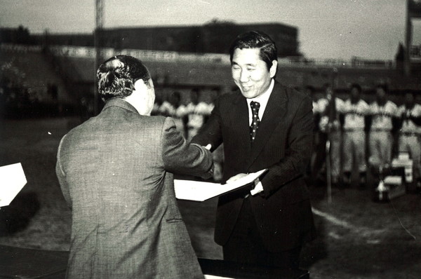 이용일 당시 경성고무 사장이 군산상고 우승 시상식에서 공로상을 받고 있다.(출처: 군산 야구 100년사)