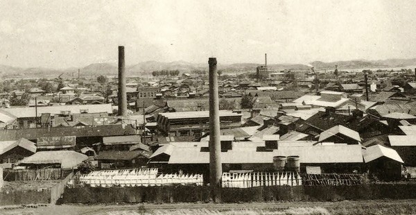 1950년대 군산시 장재동에 있었던 경성고무 전경(출처: 군산 야구 100년사)