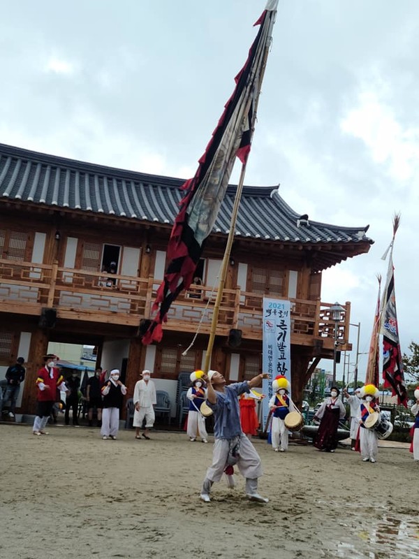  기잽이 신성민(48) 씨가 절묘한 기놀이를 하고 있다.