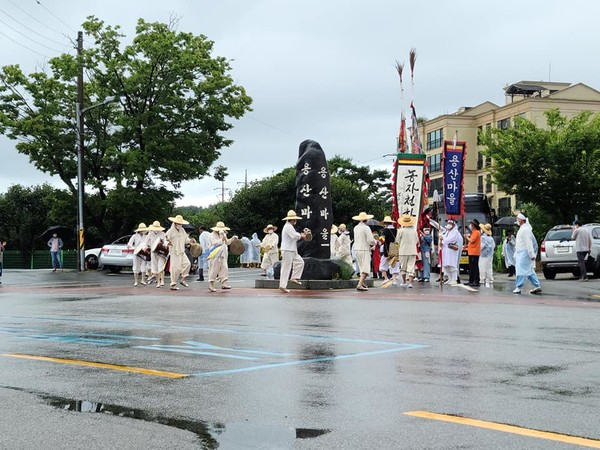  방역수칙 준수를 위해 이틀에 걸쳐 오전 오후 시차를 두고 출발한 마을 행렬 중 '용산마을'이 마을 입구를 나서고 있다