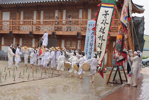  20일부터 21일까지 열린 전주기접놀이 백중 공연.  "전주기접놀이는 장대비 속에서 진면목이 나온다"며 빗속에서도 신명난 공연을 펼쳤다. 