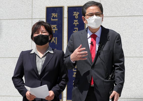 국민의힘 곽상도 의원과 조수진 의원이 지난 5월 3일 전주지검 앞에서 기자회견을 열고 무소속 이상직 의원의 추가 비리 의혹을 밝히며 수사를 촉구했다.