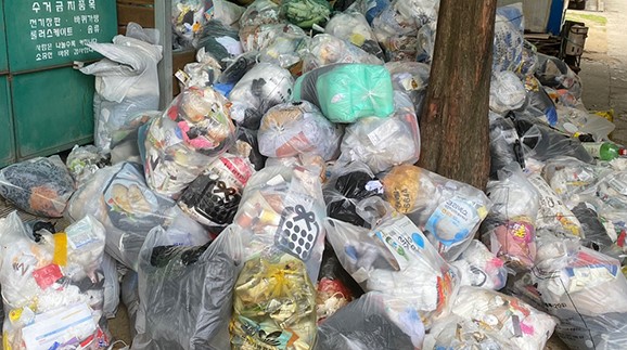 최근 전주시 곳곳에 방치된 쓰레기들. 