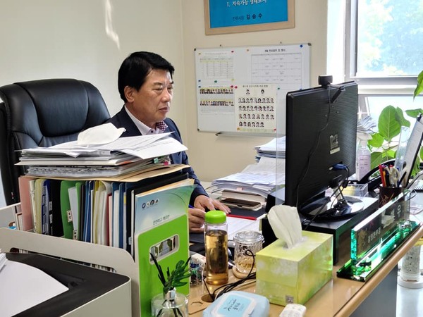  채 정돈되지 않은 조 본부장의 책상에서는 형식 보다 실질을 중시하는 강한 추진력을 엿볼 수 있다.