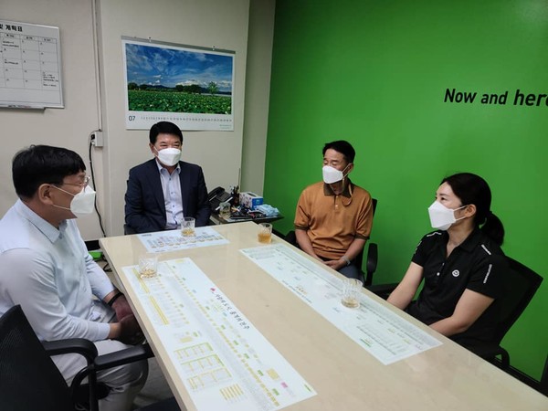  각기 다른 자리에서 필자와 함께 한 사람들이 한 자리에 모였다(중앙 조 본부장을 중심으로 우측이 필자와 손주임이며 맞은편이 조 주임)