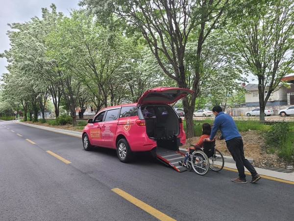 필자가 휠체어에 의지한 채 입원치료를 받던 신촌세브란스병원애서 역삼동 지인의 집까지 이용해 본 적이 있는 휠체어 리프트 차량으, 모습(전주시는 이지콜이란 이름으로 시설공단 교통약자지원부에서 운영 중이다, 사진 제공- 교통약자 지우너부)