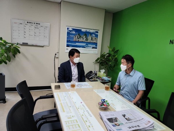  마음으로 필자가 공직의 선배로 받아들인 조 본부장의 사무실이 필자의 사무실과 가까워 가끔 들러 환담을 나누곤 한다.