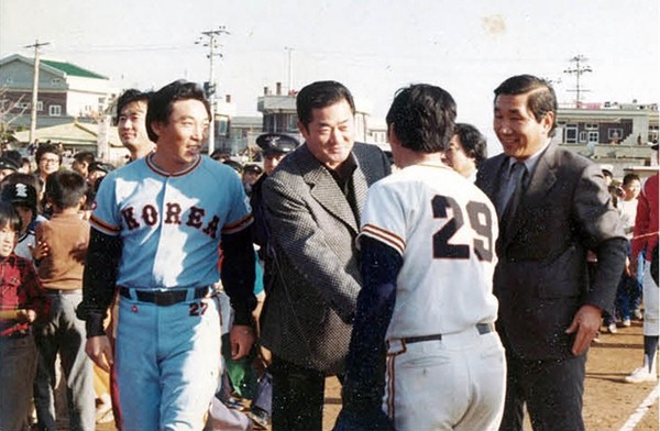 1979년 군산상고를 방문한 장훈 선수가 최관수 감독과 악수하고 있다.(출처 : 군산 야구 100년사)
