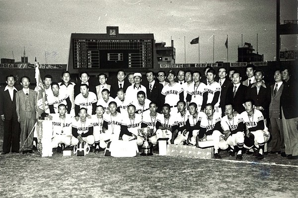 제10회 대통령배 군산상고 우승 기념사진(1976년) (출처 : 군산 야구 100년사)