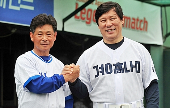 시합 전 선전을 다짐하는 군산상고 나창기 감독과 경남고 허구연 감독(촐처 : 군산 야구 100년사)