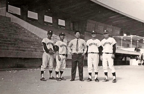동대문구장에서 군산상고 선수들과 포즈를 취한 최관수 감독(가운데)(출처 : 군산 야구 100년사)