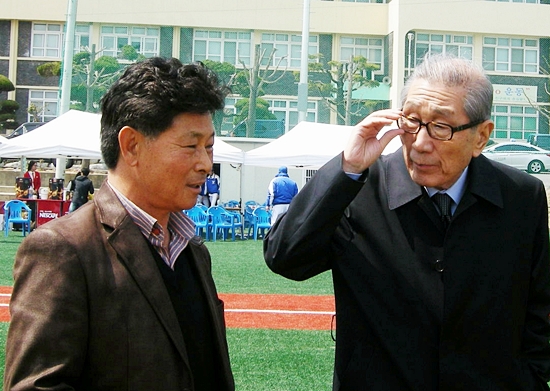 군상상고 잔디구장 준공식에 참석한 이용일 전 KBO 총재 대행을 안내하는 나창기 감독(출처: 군산 야구 100년사)