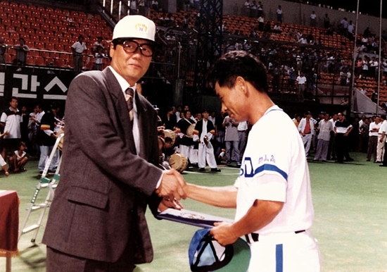 1996년 봉황대기 우승으로 장재근 한국일보 사장에게 지도상을 받는 나창기 군산상고 감독(출처: 군산 야구 100년사)