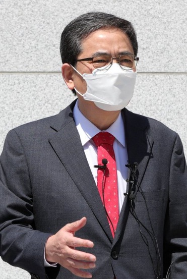 전주지검 앞에서 기자회견을 하는 곽상도 의원.