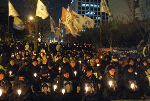 2009년 2월 25일 저녁 7시 30분부터 서울 여의도 산업은행 옆에서 언론노조 주최 촛불문화제가 열리고 있다.(자료사진)