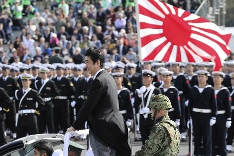  아베 전 일본 총리와 해상 자위대(자료사진)