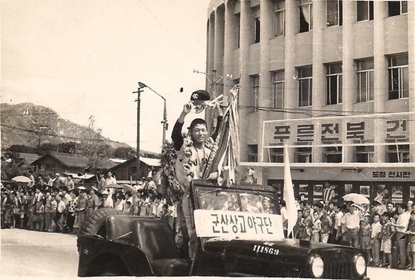 손을 들어 전주 시민들의 환영에 답하는 김준환 선수(출처: 군산 야구 100년사)