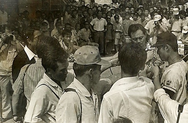 군산상고 주장 김준환 선수의 기자회견 모습(맨 오른쪽)(출처: 군산 야구 100년사)