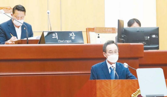 6일 열린 제385회 전북도의회 임시회 도정질문에 답변하는 송하진 도지사.