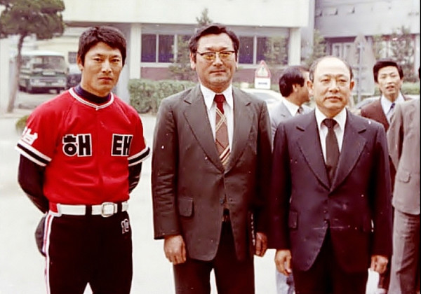 전북도청 앞에서 김준환 선수 아버지(가운데)와 조철권 도지사(오른쪽)(출처: 군산 야구 100년사)