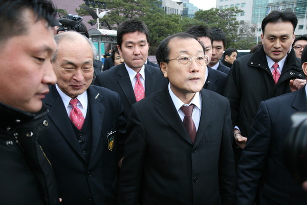 이명박 정권의 나팔수로 알려졌던 MBC 김재철 신임 사장(가운데)이 2010년 3월 2일 오전 8시 45분경 서울 여의도 방송센터에 출근하려 했으나 노동조합원들의 저지에 가로막혔다. (사진 출처: MBC노동조합) 