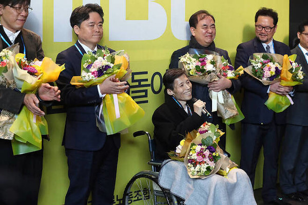 2012년 공정방송 파업을 주도했다는 이유로 해고된 MBC 해직 언론인(강지웅, 박성제, 박성호, 이용마, 정영하 최승호)가 2017년 11일 5년 만에 복직했다.(사진 출처: 기자협회보) 