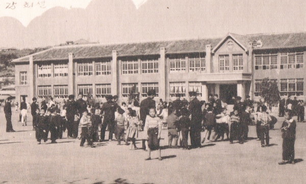 1960년대 초 남초등학교 운동장, 산동네 초가들이 눈길을 끈다(출처: 군산 야구 100년사)