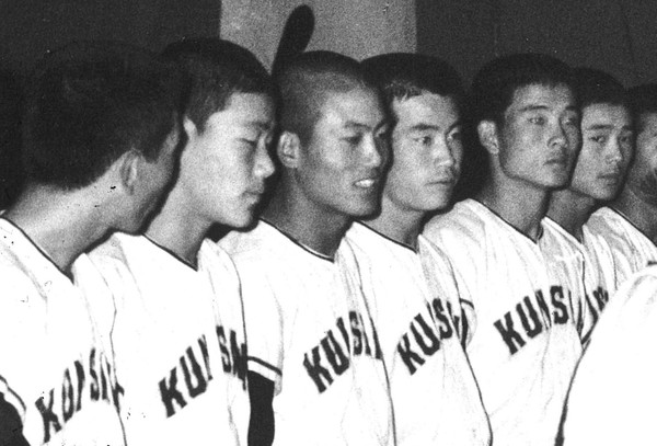 1971년 11월 군산 제일극장에서 열린 환영식에서, 왼쪽에서 세 번째 송상복(출처: 군산 야구 100년사)