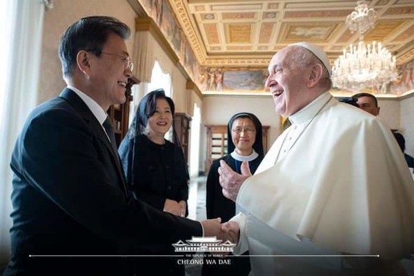 문재인 대통령이 29일(현지 시간) 오전 10시 30분 바티칸 교황궁 2층 교황 서재에서 프란치스코 교황과 단독 면담을 가졌다.(사진=청와대 제공) 