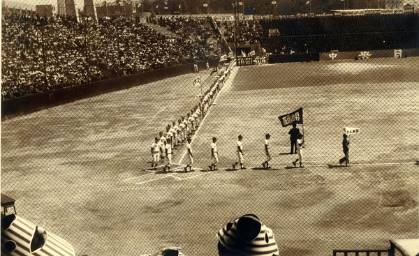 제26회 황금사자기 대회 입장식. 군산상고 선수들이 입장하고 있는 모습(출처: 군산 야구 100년사)