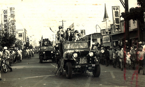 군산상고 선수들을 열렬히 환영하는 군산 시민들(출처: 군산 야구 100년사)