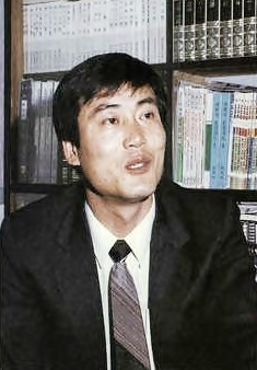 군산시의원에 당선되고 ‘동아일보’와 인터뷰하는 송상복(1991년)(출처: 동아일보) 
