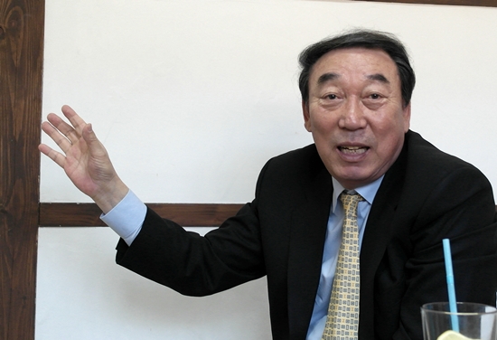 기자와 인터뷰하는 홈런왕 김봉연 선수(출처: 군산 야구 100년사)